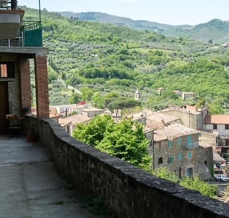 Casa Angolo Cantina Nel Castello Montegiovi Екстериор снимка
