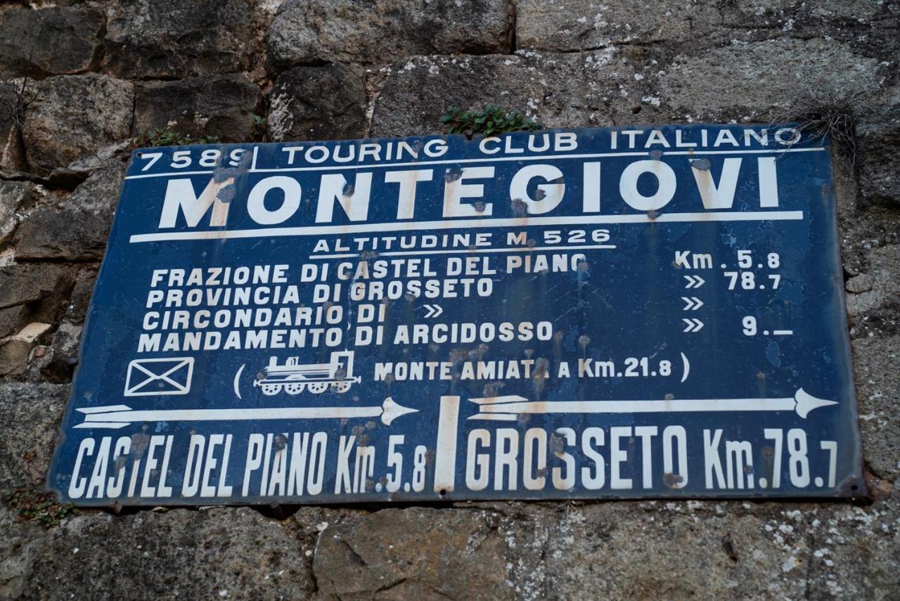 Casa Angolo Cantina Nel Castello Montegiovi Екстериор снимка