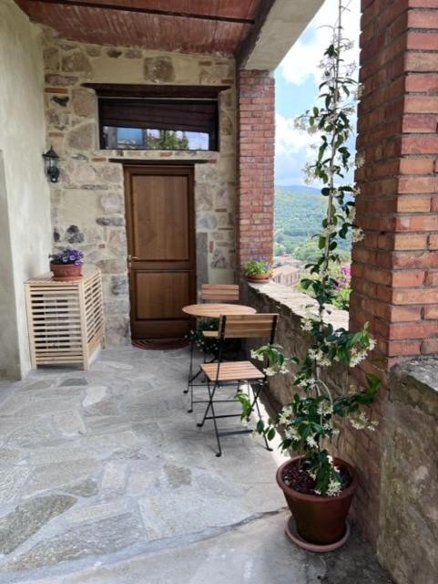 Casa Angolo Cantina Nel Castello Montegiovi Екстериор снимка